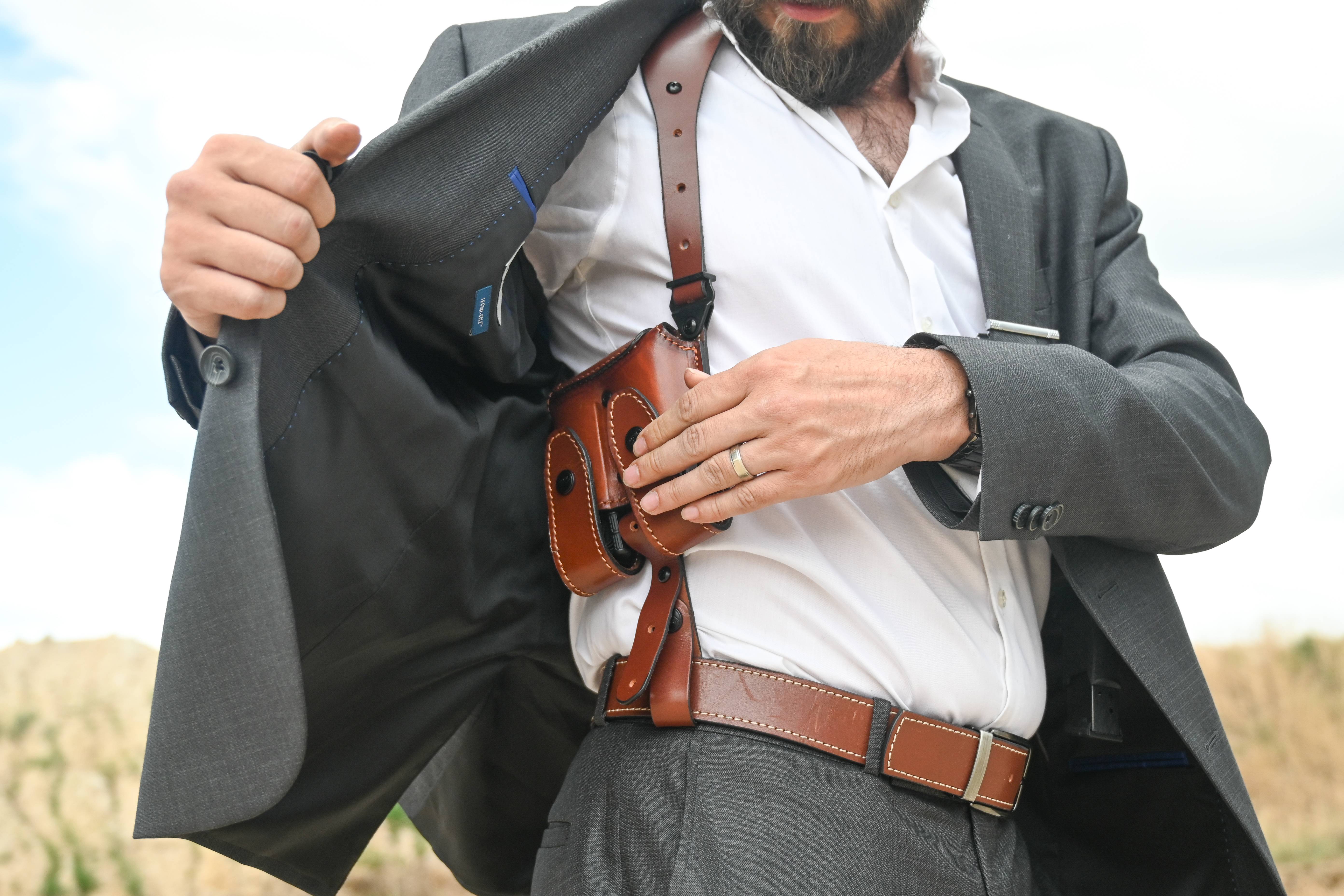 Concealed shoulder holster